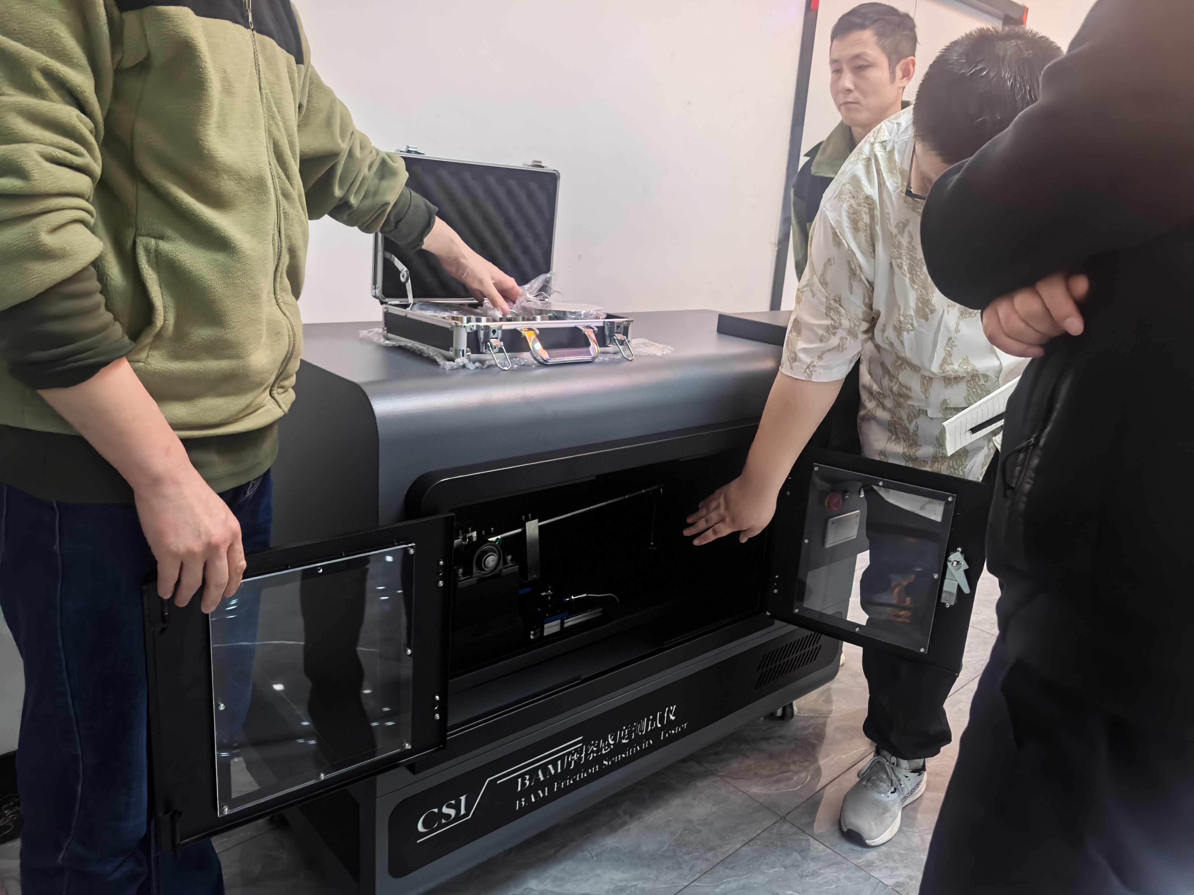 BAM摩擦感度测试仪：XX大学到访上海程斯参观考察设备，技术指导，共同学习